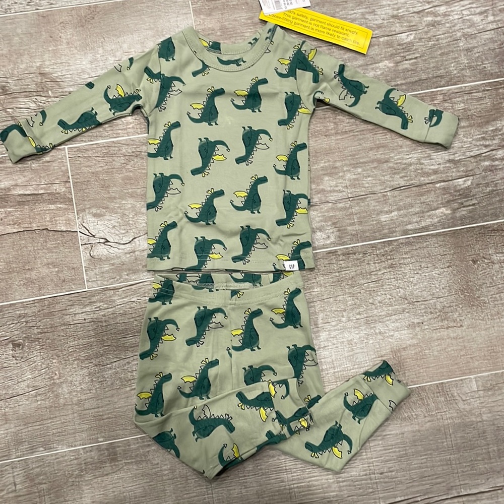 GAP NWT pj set for baby/toddler 12-18months